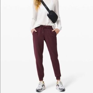 Lululemon On the Fly Jogger Woven 28” Cassis